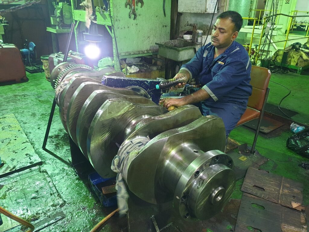 Crankshaft-grinding-of-Wartsila-4L20-engine-while-sailing-of-the-vessel-on-V-blocks